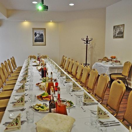 Hotel Renesans Zamość Esterno foto
